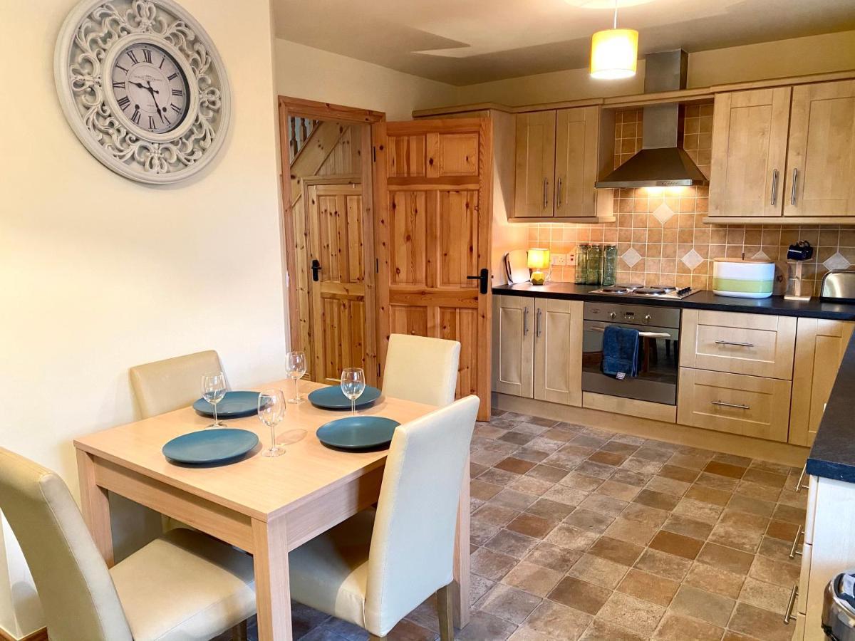 3 Bedroom House Located In Centre Of Carndonagh Exterior photo